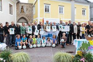 Jede Gemeinde bekam einen Fairtrade-Fußball